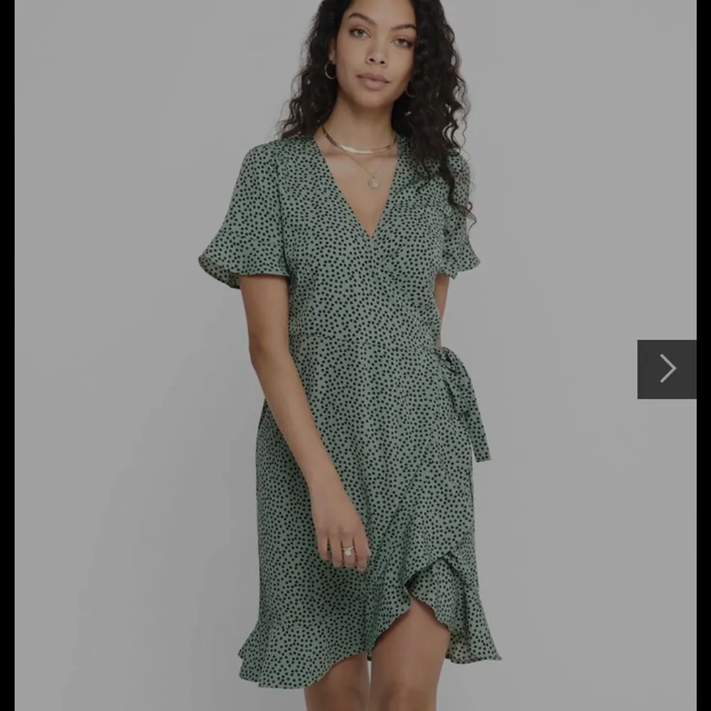 Jättefin grön omlottklänning som man knyter själv i midjan. Sval och skön perfekt för sommaren! Hämtas i Umeå eller levereras mot fraktkostnad . Klänningar.