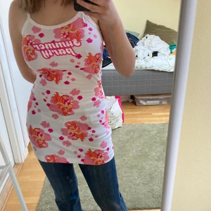 Sommar klänning - Sommarklänning omsytt av mig med lite coconut girl-vibe.