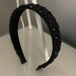 Glitter Diadem  - Eftertraktat diadem från H&M! Knappt använd och alla stenar sitter kvar 🐈‍⬛