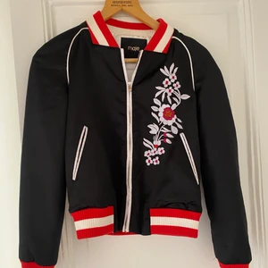 Maje Bomberjacka  - Cool bomberjacka med broderier från Maje i storlek 36, liten och kort i modellen däremot så passar bättre på en mindre. Nypris 395$. Använd men i fräscht skick ❤️🖤 