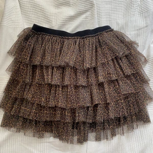 Zara leopardkjol med volang  - Söt volang kjol från Zara barn i leopardmönster och tyll. Storlek 164 cm / 13-14 år men passar XS-S då midjan är i resår. Jag är 163 cm ⭐️🖤