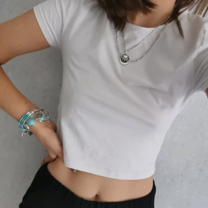 T-shirt  - Vit t-shirt 🌼står M men tycker den passar mig som är S 