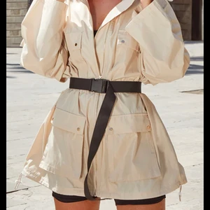 Oversize jacka från PLT - Beige Oversize jacka från PLT, aldrig använd! Priset kan diskuteras💫