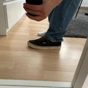 Vans!! - Ett par svarta Vans med lite läderdetaljer! Jag ska rengöra dom men annars i bra skick! Storlek 41