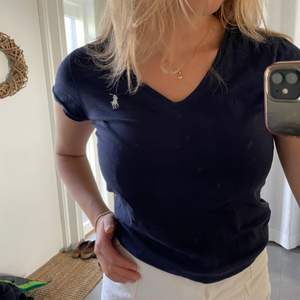 Marinblå T-shirt från Ralph Lauren, skönt och tunt material