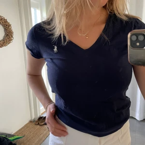 T-shirt Ralph lauren - Marinblå T-shirt från Ralph Lauren, skönt och tunt material