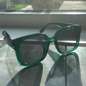 Mosu solglasögon  - Skitfina solglasögon från mosu som passar för både tjejer och killar perfekt till sommaren! Jättefina detaljer, säljer då jag redan har ett par. Dem är helt nya och aldrig använda, fodral och skydd ingår ❤️ skriv om intresserade 