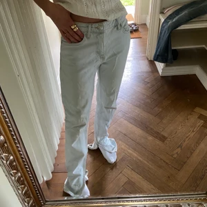 Jeans - Säljer dessa populära jeans med slits från Zara! Ljusblå färg perfekt till sommaren 🌸 Storlek 36! Lite slitna längst ner där bak då de som ni ser är lite för långa för mig. Buda! 💕