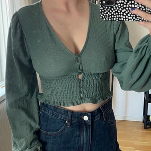 Grön topp - Långärmad grön topp med fina detaljer. Från monki