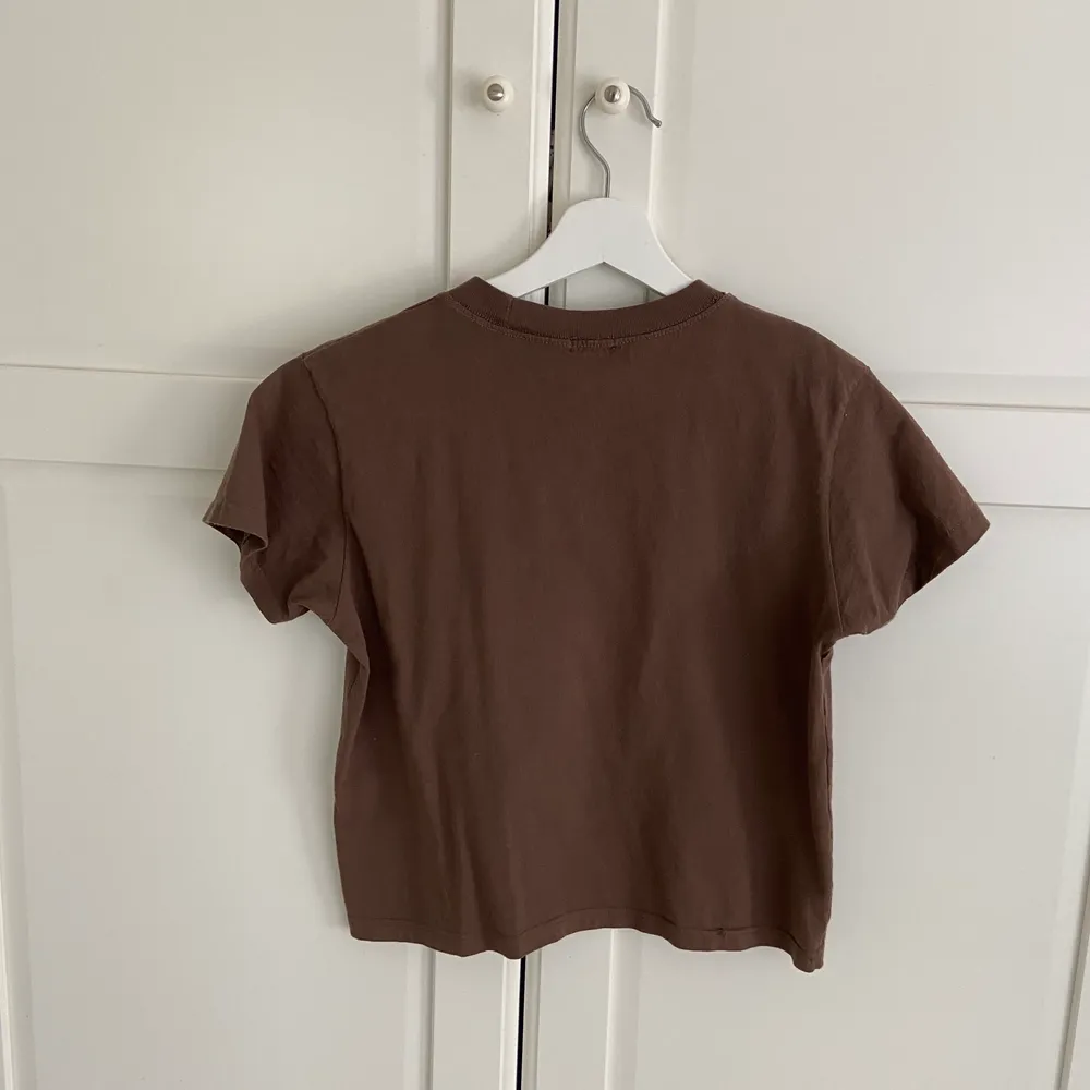 Säljer denna super fina t-shirt ifrån Brandy Melville! Säljer pga kommer inte användning längre men den är använd ca 1-3 ggr. 🥰. T-shirts.