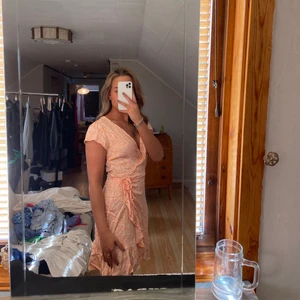 Orange-vit klänning - Köpt på bikbok, omlottklänning. Storlek S💞