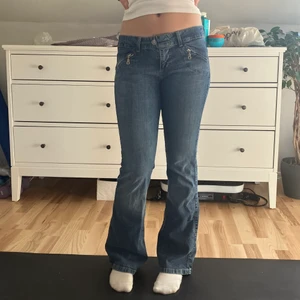 Bootcut jeans - 2000-tals liknande lowrise bootcut jeans!👌