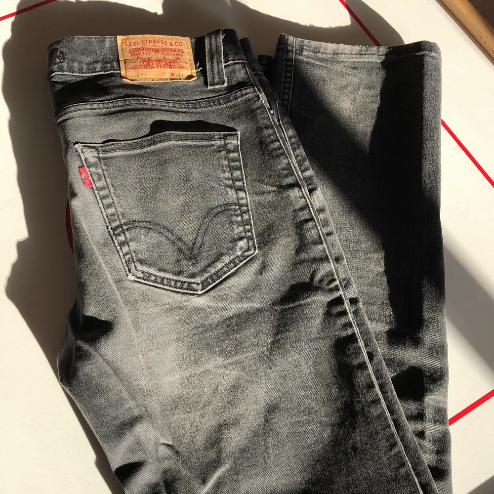 Gråsvarta jeans från Levi strauss & co. Det är herrmodell, modellen 511 och storleken är W36 L34. Hör gärna av er vid eventuella frågor❤️❤️🥰 de har li tre slitage längst ner och vid några sömmar. Jeans & Byxor.