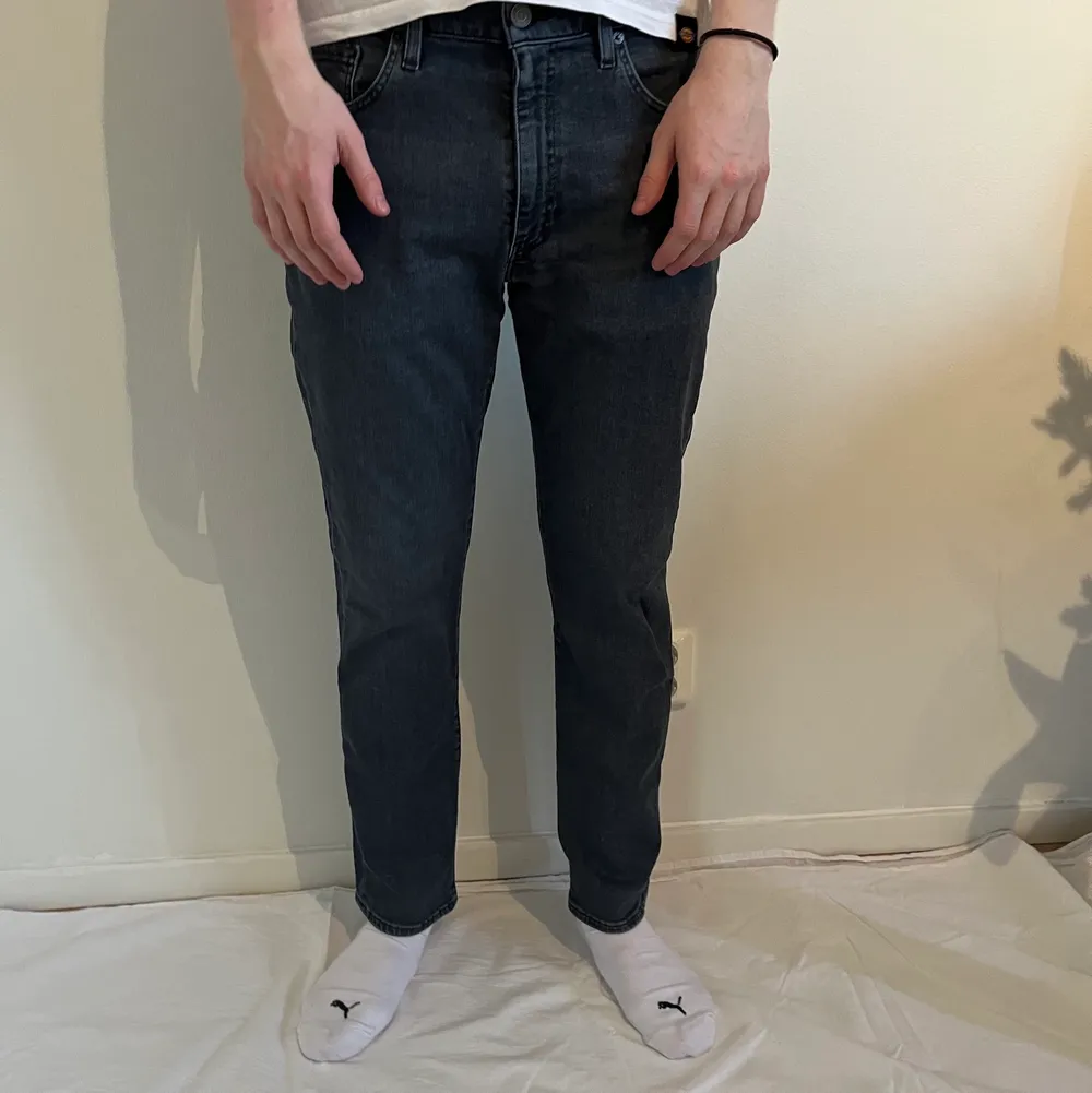Blågrå Levis jeans. Köpta för cirka ett år sedan. Jeansen är i nästan butiks skick. Dem är inte speciellt använda och är i väldigt gott skick. . Jeans & Byxor.