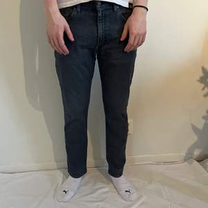 Blågrå Levis jeans. Köpta för cirka ett år sedan. Jeansen är i nästan butiks skick. Dem är inte speciellt använda och är i väldigt gott skick. 