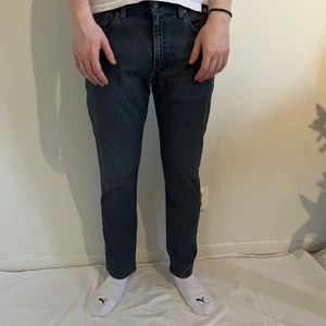 Levis jeans 511. W. 34 L. 30 - Blågrå Levis jeans. Köpta för cirka ett år sedan. Jeansen är i nästan butiks skick. Dem är inte speciellt använda och är i väldigt gott skick. 