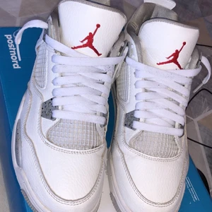 Jordan 4  - Säljer nu ett par Jordan 4 Oreo i storlek 39. Dom är Äkta, köpta för 4500kr. Har tyvärr inte kvar original kartongen. Pris kan diskuteras vid snabb affär.