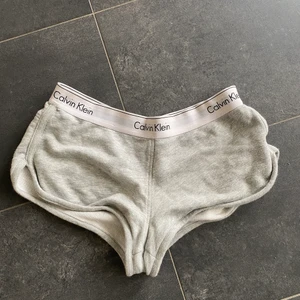 Mjukisshorts - Säljer dessa mjukisshorts från Calvin Klein. Sparsamt använda. Storlek S. Säljer pga att dom tyvärr är får små för mig. 100kr plus frakt🌟