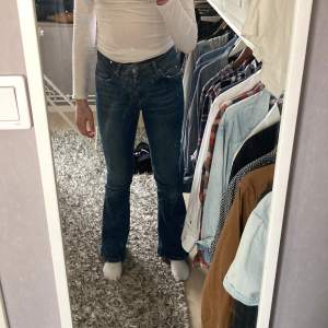 Säljer dessa super snygga bout cut jeans, som jag tyvär inte får användning av längre. Dom är in nyskik och är i storlek xs men dom passar även mig som iblan brukar ha s buda från 250