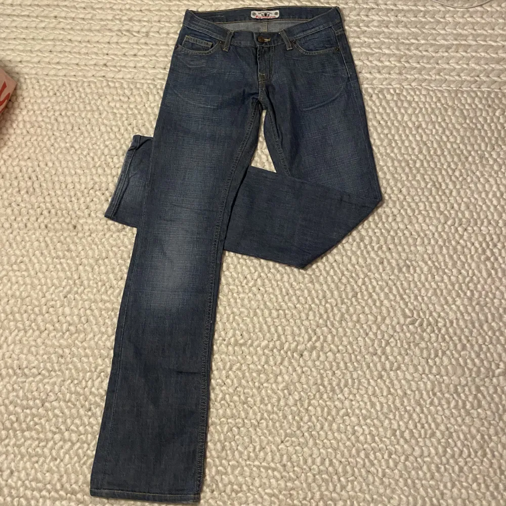 Säljer ett par utsvängda och lågmidjade jeans från Fornarina💞Midjemått=76cm Innerbenslängd=82,5cm Dem passar inte mig så har inga bilder med dem på. Skriv för fler bilder eller mått💕 Frakt står du för själv!💕. Jeans & Byxor.