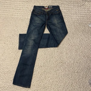 Replay jeans💞 - Säljer ett par replay jeans som är både lågmidjade och utsvängda nertill❤️ Midjemått=69-70cm Innerbenslängd=78cm Skriv för flera bilder eller fler mått💕 Dem passar inte mig så har inga bilder med dem på. Frakt står du för själv!💕