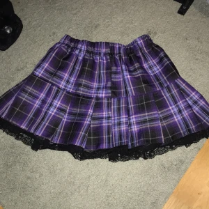 Lila kjol - Exakt så som de står i titeln 