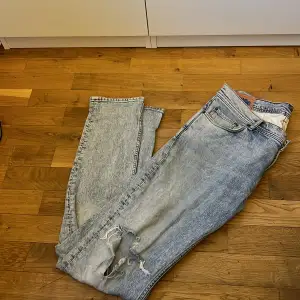 Acne Jeans, ganska tighta. Har ett hål på knäet men snygga ändå. Storlek 34/34