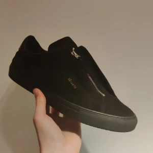 Arigato Clean 90 Zip - Arigato Clean 90 Zip Storlek: 44 Är använda men varit försiktig. Kondition: 8/10 Kan frakta Pris kan diskuteras vid snabb affär 