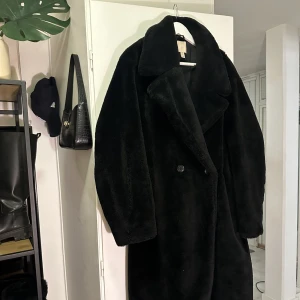 Pälskappa  - Pälskappa från H&M Trend. Inköpt för 2 år sen. Använd 2 gånger. Innerfoder i vänster ficka är trasig. Storlek M. Inköpt för 1499;-. Jag är 172 lång och kappan är till mina knän. 