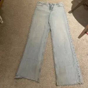 High rise jeans från gina tricot. Om du har stl 40 skulle jag nog rekommendera att ta an storlek mindre pågrund av jeansens passform.