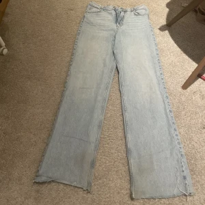 High rise baggy jeans - High rise jeans från gina tricot. Om du har stl 40 skulle jag nog rekommendera att ta an storlek mindre pågrund av jeansens passform.