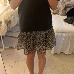Superfin leopardmönstrad kjol som passar perfekt nu till sommaren💕 storlek 40 men passar mig superbra som är small