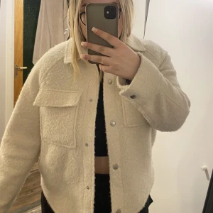 Kostym jacka  - Super snygg kostym jacka som tyvärr inte används då jag inte gillar passformen eller färgen  på mig, super fint skick då jag endast haft den 1-2 tillfällen  Nypris 700kr  Jackan har ett fluffigt typ 
