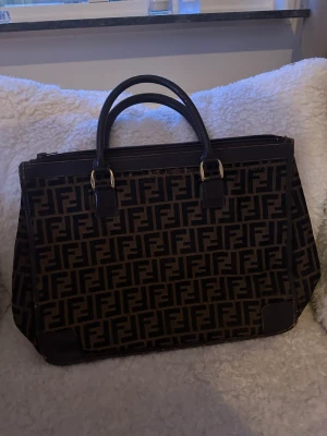 Vintage Fendi totebag - Vintage Fendi totebag, tyvärr rätt sliten (se bild) därav det låga priset.  Köparen står för frakt!