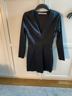 Klänning - Använd en gång. Är som ny