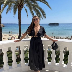 Sommarklänning  - Jättefin sommarklänning från Zara. Helt oanvänd, prislappen sitter kvar. 