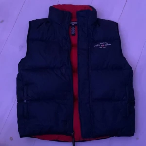 Ralph lauren väst/polo sport - Marinblå dunväst med rött foder i ny skick.