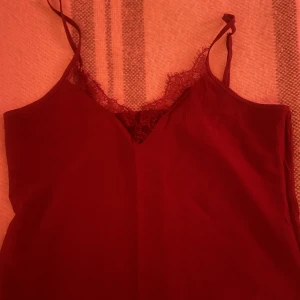Röd nattlinne - Jätte gulligt rött linne med spets knappt använd bara ett få antal gånger, den är i siden! 💖