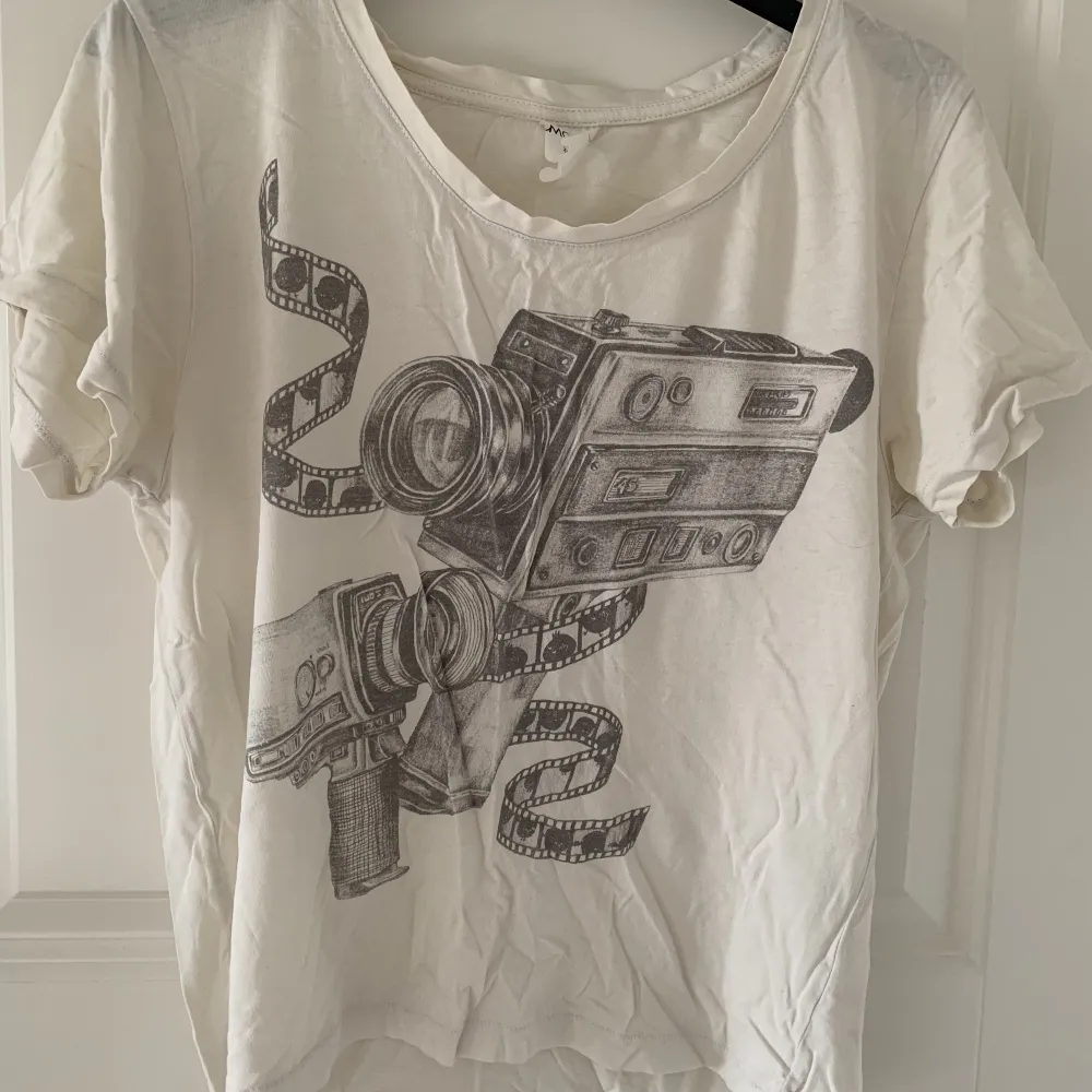 Fin vit vintage T-shirt från monki! Storlek xs. Frakt tillkommer. T-shirts.