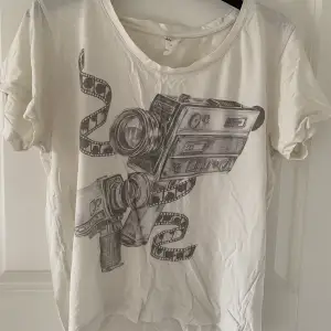 Fin vit vintage T-shirt från monki! Storlek xs. Frakt tillkommer
