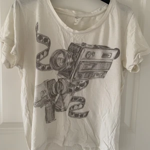 Vintage T-shirt  - Fin vit vintage T-shirt från monki! Storlek xs. Frakt tillkommer