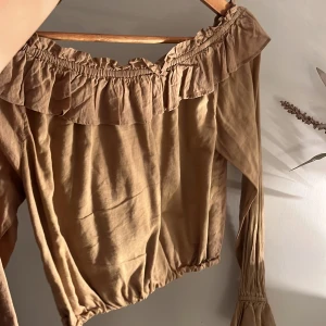 Blus - Jägtefin blus från nakd. Kanppt använd.