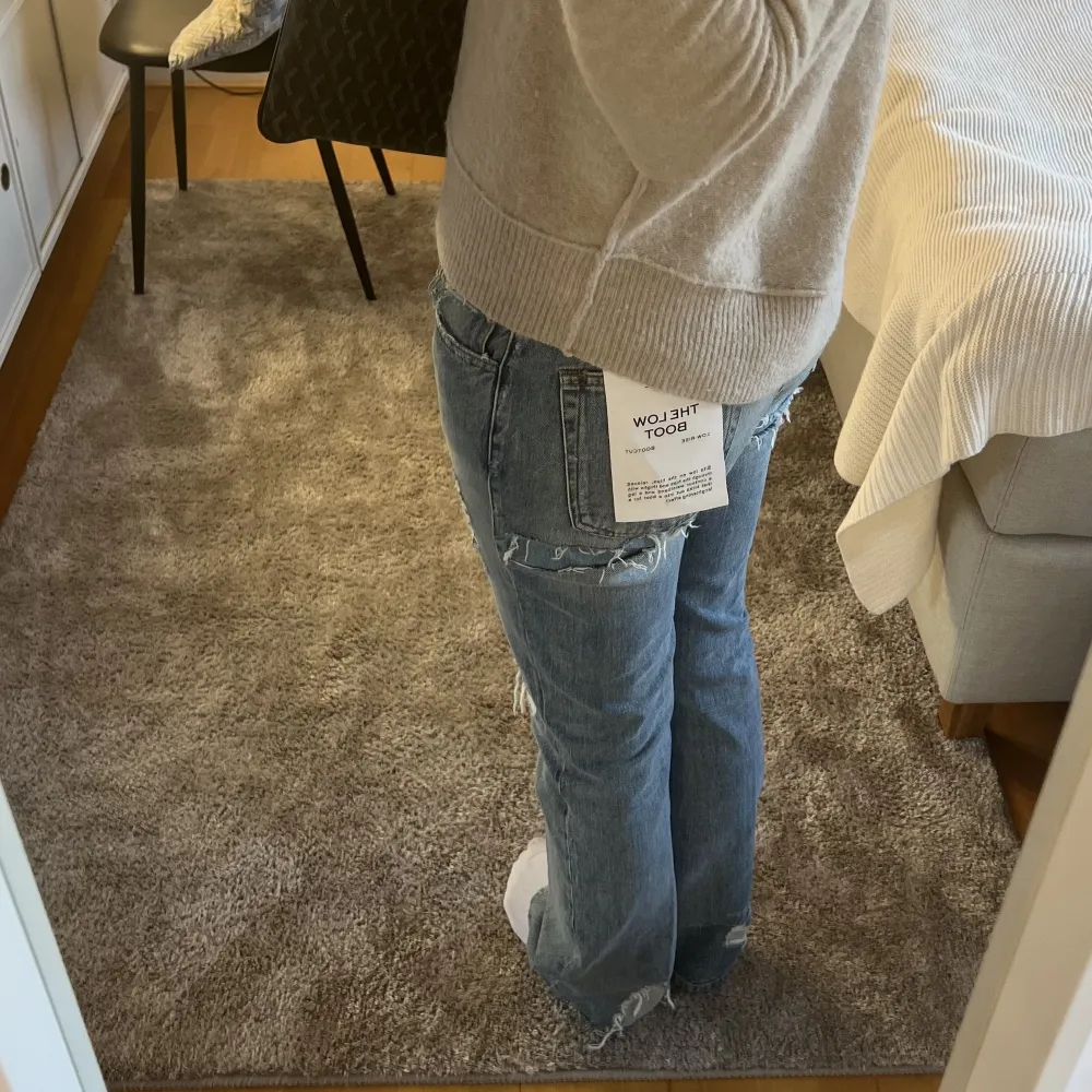 Intressekoll på mina helt nya skitballa jeans från Frame! Köpte dom för 3400kr på NK, här i Stockholm🥰 Säljer endast för bra bud☺️Långa på mig som är 170💕. Jeans & Byxor.
