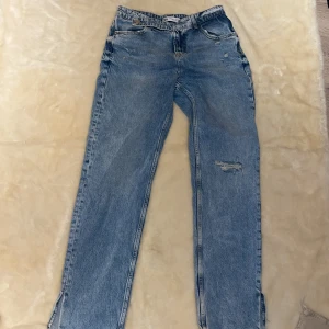 Jeans med slits - Nyskick. Storlek 38 passar 36/38