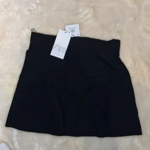 Svart kjol - Supersnygg svart kjol till fest. Lite kortare med dragkedja. Passar S/M