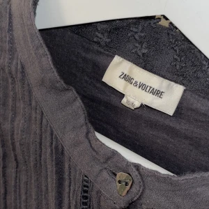 Zadig voltaire klänning - lila/blå/brun- klänning fr zadig & Voltaire. Inga defekter utom att sista knappen är av men påverkar it o syns ej. Annars jätte fint skick. Fick den i present. Ngr år på nacken, nypris runt 3800kr. Mitt pris 500kr, skriv privat för fler bilder 