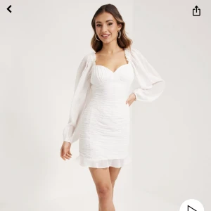 Student Klänning - En jättefin student/fin klänning, använd endast en gång till studenten. Skicket är som helt ny! Nypris: 500