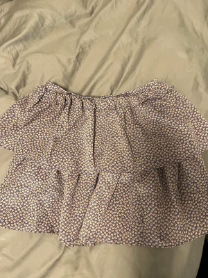 Söt kjol - Söt kjol perfekt till sommaren. Endast testad! Från shein strl xs. Elastiskt band så passar även s/liten m. Säljer för 40kr. 