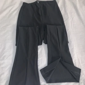 Ribbade finbyxor - Ribbade finbyxor. Slits där nere vid benet och är stretchiga.