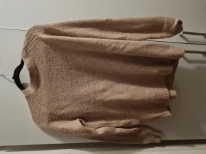Stickad tröja - Stickad tröja från ONLY med rosett på ryggen. Storlek xs